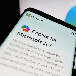 Microsoft Copilot est une solution d'intelligence artificielle conçue pour optimiser la productivité et l'efficacité dans le cadre professionnel.